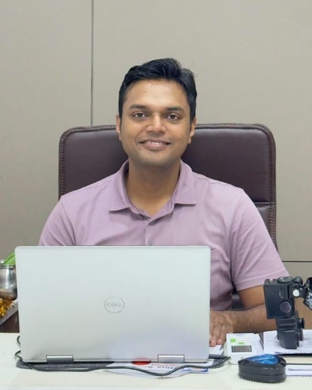 Dr. Vishvesh Agarwal, Vitreoretina Surgeon, at V Care Eye Clinic